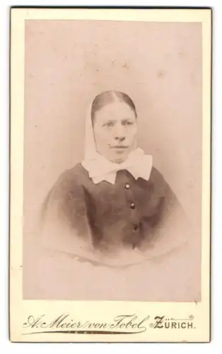 Fotografie A. Meier von Tobel, Zürich, Rennweg 4, Frau mit weissem Kopftuch und Schleife