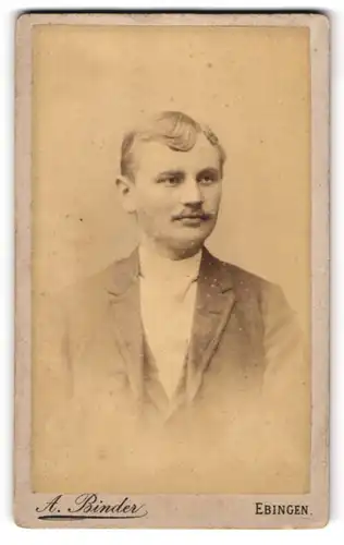 Fotografie A. Binder, Ebingen, Junger Mann mit in die Stirn gekämmtem blonden Haar und Schnurrbart