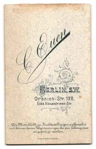 Fotografie C. Euen, Berlin, Oranien-Strasse 128, Junge Dame mit Stirnlocken, Perlenkette und Brosche