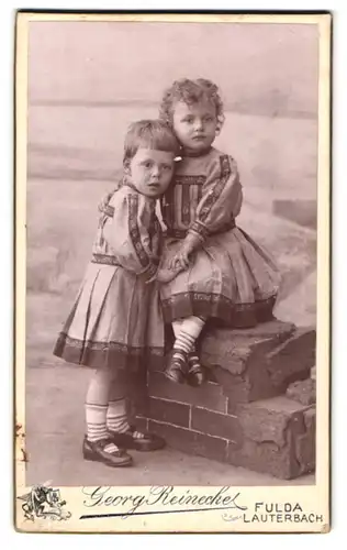 Fotografie Georg Reinecke, Fulda, Petersgasse 23, Zwei händchenhaltende Kinder in identischen Kleidern