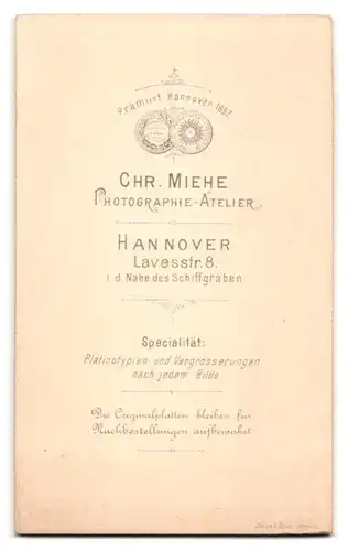 Fotografie Chr. Miehe, Hannover, Lavesstrasse 8, Aufgewecktes Baby auf einem Sitzmöbel