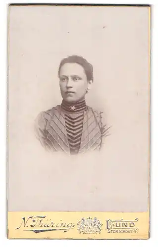 Fotografie N. Thüring, Lund, Stortorget 4, Junge Frau mit gestreiftem Kragen und floraler Brosche