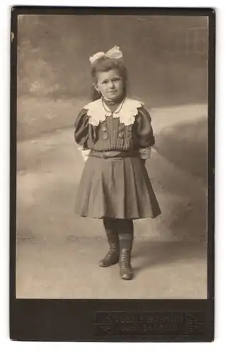 Fotografie Rudolf Bergmann, Weissenfels, Friedrichstrasse 8, Kleines Mädchen mit Haarschleife vor einer Wegeskulisse