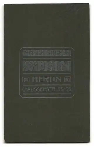 Fotografie Atelier Stein, Berlin, Chausseestrasse 65 /66, Dame mit aufwendig gerüschter Spitzenbluse in einem Lehnstuhl