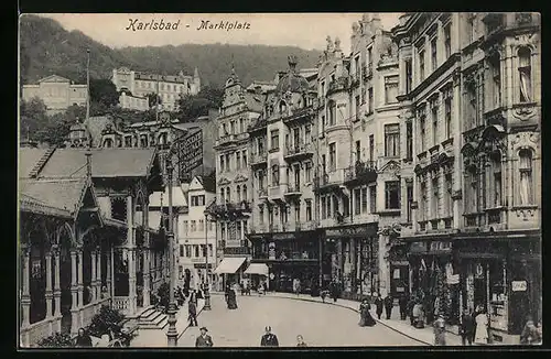 AK Karlsbad, Passanten am Marktplatz