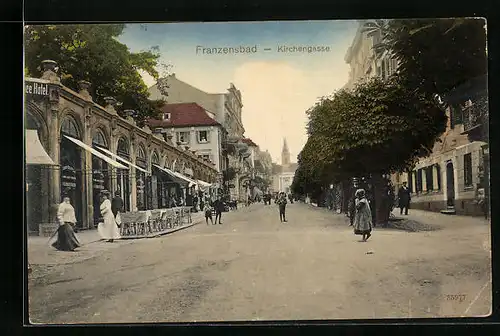 AK Franzensbad, Passanten in der Kirchengasse