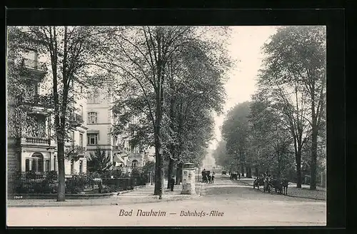 AK Bad Nauheim, Bahnhofs-Allee mit Litfasssäule