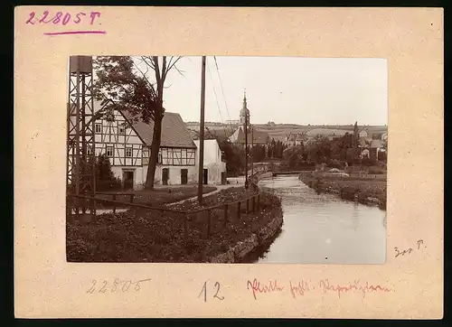 Fotografie Brück & Sohn Meissen, Ansicht Flöha i. Sa., Flusspartie mit fachwerkhaus & Kirche