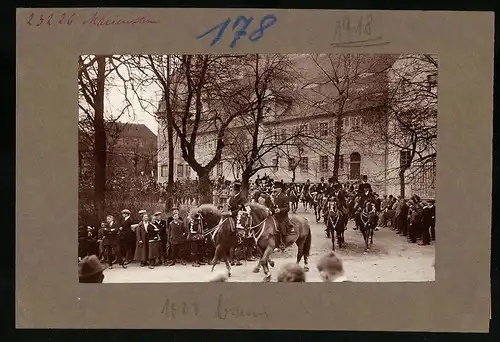 Fotografie Brück & Sohn Meissen, Ansicht Marienstern, Festumzug - Osterreiten am Kloster St. Marienstern