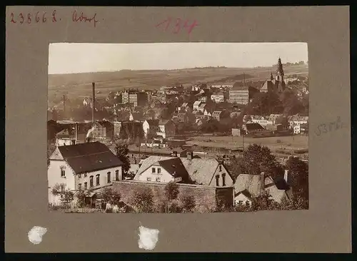 Fotografie Brück & Sohn Meissen, Ansicht Adorf, Ortsansicht mit Fabrikgelände und Kirche