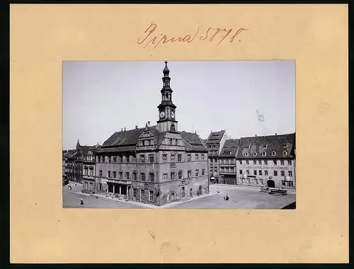 Fotografie Brück & Sohn Meissen, Ansicht Pirna / Elbe, Marktplatz mit Hotel weisser Schwan und Rathaus