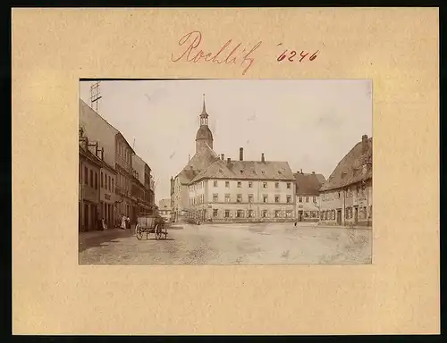 Fotografie Brück & Sohn Meissen, Ansicht Rochlitz, Marktplatz mit Rathaus & Ladengeschäften