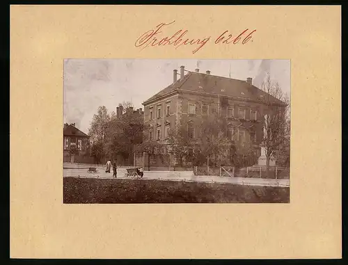 Fotografie Brück & Sohn Meissen, Ansicht Frohburg, Strasse am Amtsgericht & Kriegerdenkmal