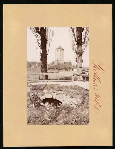 Fotografie Brück & Sohn Meissen, Ansicht Geithain, zwei Knaben an der Brücke mit Blick auf den Pulverturm