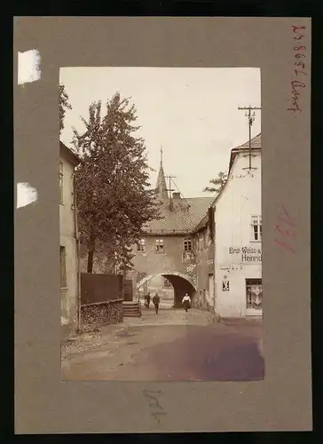 Fotografie Brück & Sohn Meissen, Ansicht Adorf i. Vo., Blick auf das Freiberger Tor mit Bäckerei