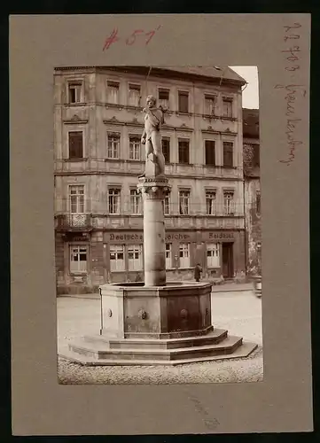 Fotografie Brück & Sohn Meissen, Ansicht Frankenberg i. Sa., Brunnen auf dem Marktplatz mit Restaurant Deutsches Reich