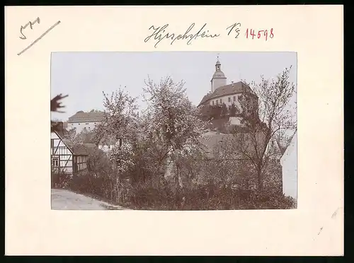 Fotografie Brück & Sohn Meissen, Ansicht Hirschstein a. Elbe, Partie aus dem Ort mit Blick auf das Schloss