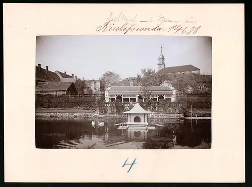 Fotografie Brück & Sohn Meissen, Ansicht Bischofswerda, Mühlteich mit Schwanenhäuschen und Blick auf die Kirche