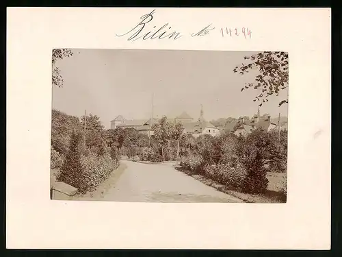 Fotografie Brück & Sohn Meissen, Ansicht Bilin, Strassenpartie mit Blick zum Schloss