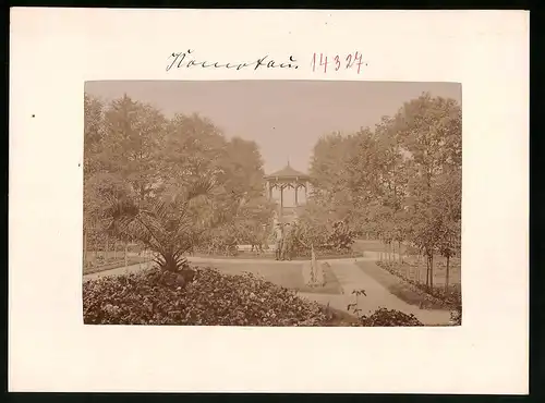 Fotografie Brück & Sohn Meissen, Ansicht Komotau, Partie im Rosenpark mit Pavillon, zwei junge Knaben