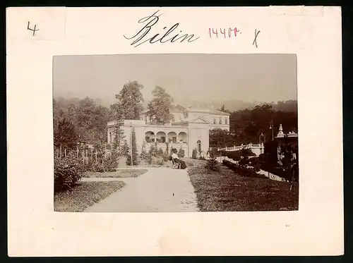 Fotografie Brück & Sohn Meissen, Ansicht Bilin, Partie am Inhalatorium mit dem Kurhaus und Trinkhalle