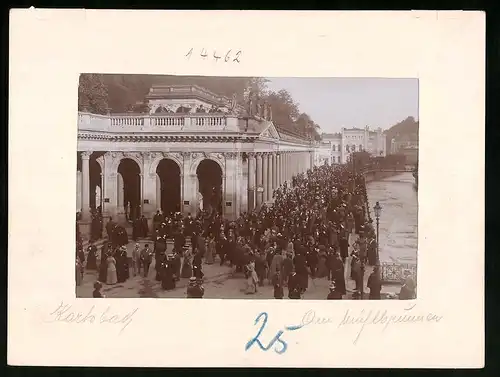 Fotografie Brück & Sohn Meissen, Ansicht Karlsbad, Kurgäste am Mühlbrunnen während der Trinkzeit