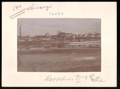 Fotografie Brück & Sohn Meissen, Ansicht Merschwitz a. d. Elbe, Schleppkahn Wittenberge mit Blick auf den Ort