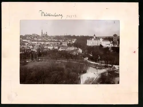 Fotografie Brück & Sohn Meissen, Ansicht Waldenburg i. Sa., Ortspartie mit Schloss und altem Turm