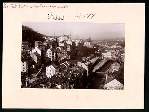 Fotografie Brück & Sohn Meissen, Ansicht Karlsbad, Blick auf die Stadt mit Collonade und Bankhaus Wiener