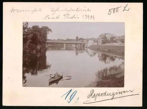 Fotografie Brück & Sohn Meissen, Ansicht Weissenfels a. Saale, Blick auf die Eisenbahnbrücke mit Kanufahrer