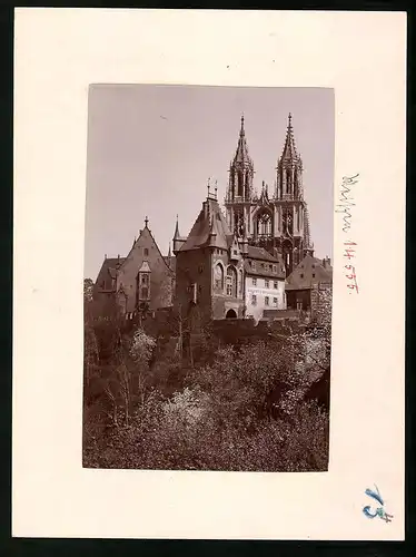 Fotografie Brück & Sohn Meissen, Ansicht Meissen i. Sa., Blick auf das Burgtor und Domtürme mit Wagners Weinstube