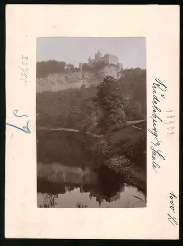 Fotografie Brück & Sohn Meissen, Ansicht Rudelsburg a. Saale, Saalepartie mit Blick auf die Rudelsburg