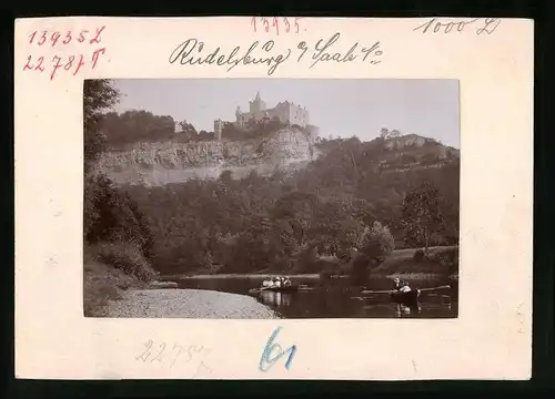 Fotografie Brück & Sohn Meissen, Ansicht Rudelsburg a. Saale, Ruderboote mit Blick auf die Rudelsburg