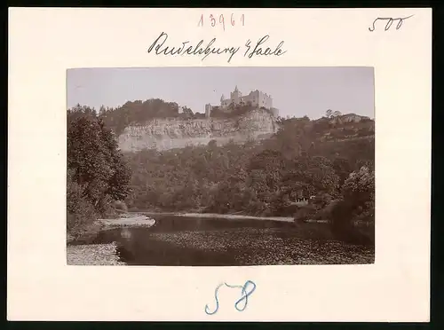 Fotografie Brück & Sohn Meissen, Ansicht Rudelsburg a. Saale, Blick von der Saale auf die Rudelsburg