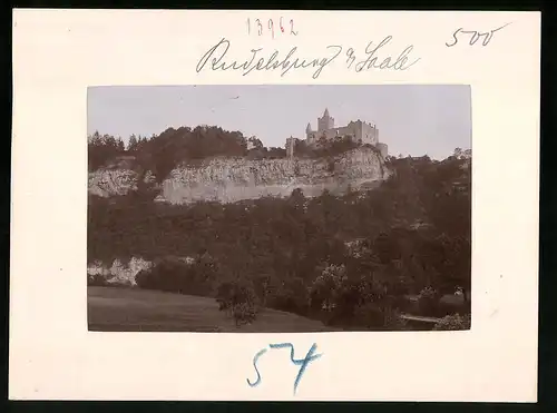 Fotografie Brück & Sohn Meissen, Ansicht Rudelsburg a. Saale, Blick auf die Burg von der Saale aus gesehen