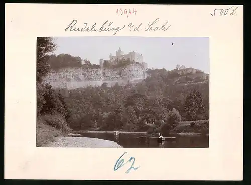 Fotografie Brück & Sohn Meissen, Ansicht Rudelsburg a. Saale, Ruderboote auf der Saale mit Blick zum Schloss