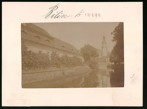 Fotografie Brück & Sohn Meissen, Ansicht Bilin, Partie an der Biela mit Blick zur Kirche