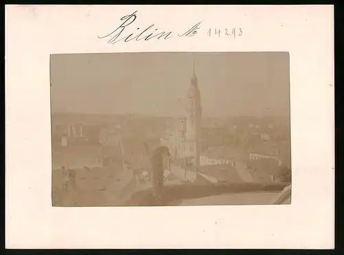 Fotografie Brück & Sohn Meissen, Ansicht Bilin, Blick vom vom Schlosspark auf die Stadt mit Kirche