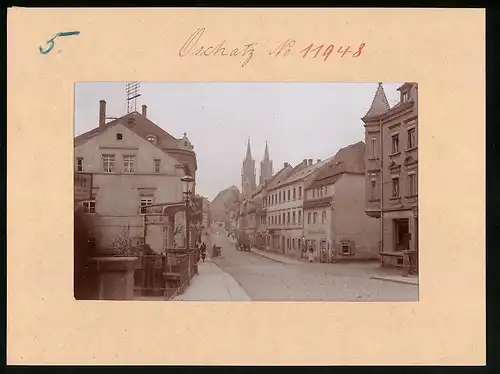 Fotografie Brück & Sohn Meissen, Ansicht Oschatz, Blick in die Hospitalstrasse mit Bäckerei, Geschäft Rentzsch, Fotoateli