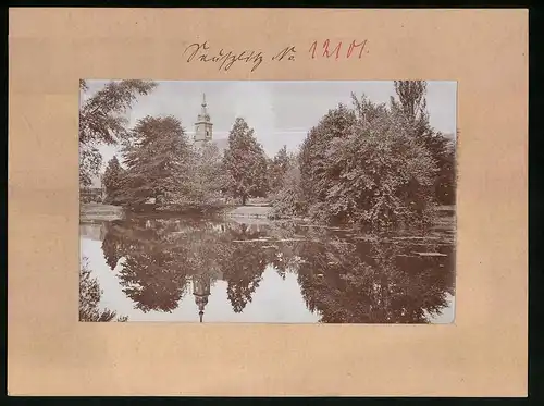 Fotografie Brück & Sohn Meissen, Ansicht Seusslitz, Partie am Schlossteich mit Blick zur Kirche