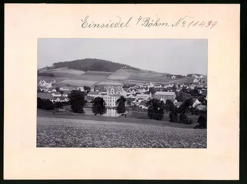 Fotografie Brück & Sohn Meissen, Ansicht Einsiedel / Böhmen, Teilansicht der Ortschaft mit Dorfteich
