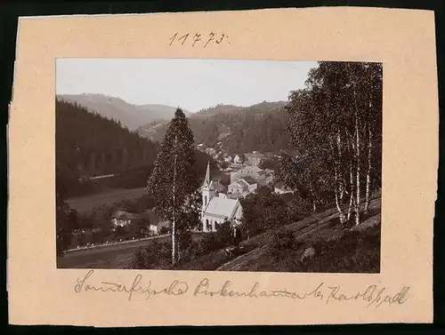 Fotografie Brück & Sohn Meissen, Ansicht Pirkenhammer bei Karlsbad, Ortsrand mit Kirche