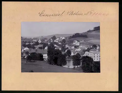 Fotografie Brück & Sohn Meissen, Ansicht Einsiedel / Böhmen, Blick über den Ort mit Dorfteich