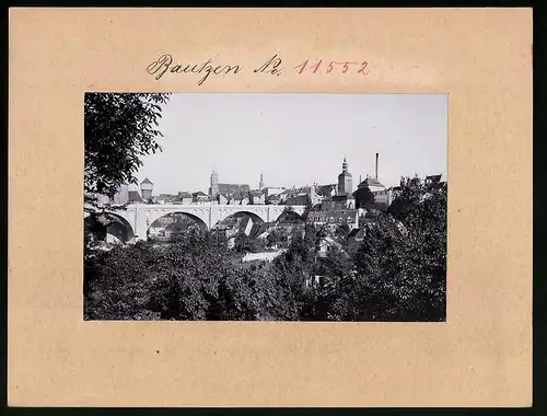 Fotografie Brück & Sohn Meissen, Ansicht Bautzen, Stadtansicht mit Kronprinzenbrücke, Wasserturm & Kirchtürme