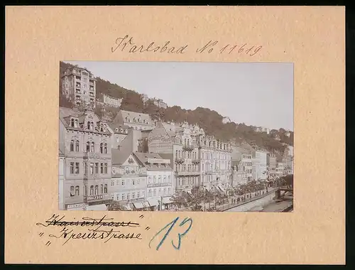 Fotografie Brück & Sohn Meissen, Ansicht Karlsbad, Kreuzstrasse mit Restaurant Stadt Athen, Glas-Fabrik & Ladenzeile