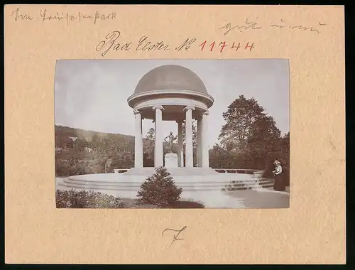 Fotografie Brück & Sohn Meissen, Ansicht Bad Elster, Pavillon mit Statue im Louisa-See-Park