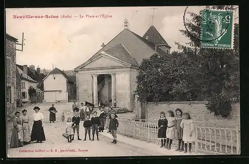 AK Neuville-sur-Seine, La Place et l'Eglise