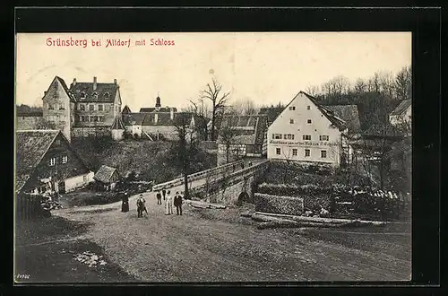 AK Grünsberg b. Altdorf, Strassenpartie mit Passanten und Blick zum Schloss