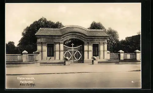 AK Elsterwerda, Heldentor von der Strasse gesehen