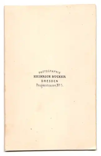 Fotografie Heinrich Bucker, Dresden, Pragerstr. 5, Gestandener Herr im kostspieligen Massanzug mit Fliege